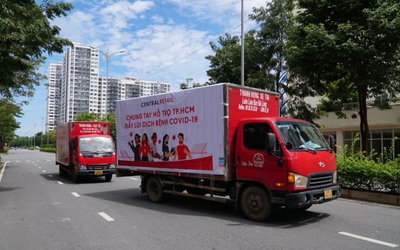 Xe tải vận chuyển giường đến các bệnh viện dã chiến điều trị bệnh nhân Covid-19. 