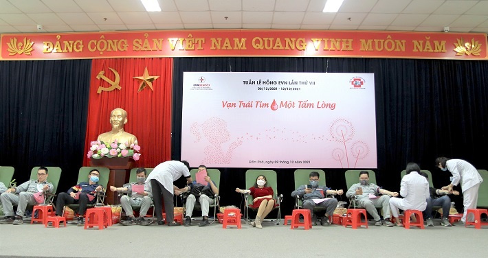 ảnh tại lễ hiến máu tại Công ty Nhiệt điện Mông Dương
