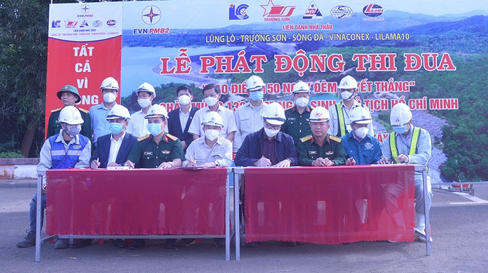 Các đơn vị thi công trên công trường ký giao ước thi đua