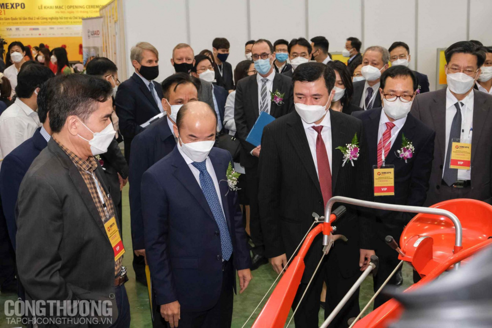 Lãnh đạo Cwin63 sân chơi đỉnh cao và các đơn vị thăm quan gian trưng bày của Cwincom hiện đang mở
