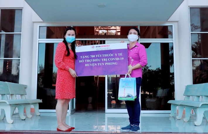 Đại diện huyện Tuy Phong, tỉnh Bình Thuận nhận hỗ trợ từ Công ty Nhiệt điện Vĩnh Tân
