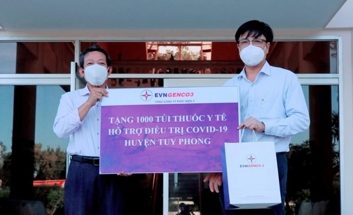 Ông Văng Thanh Hùng – Phó Giám đốc Công ty Nhiệt điện Vĩnh Tân đại diện EVNGENCO3 trao tặng 1000 túi thuốc y tế cho địa phương