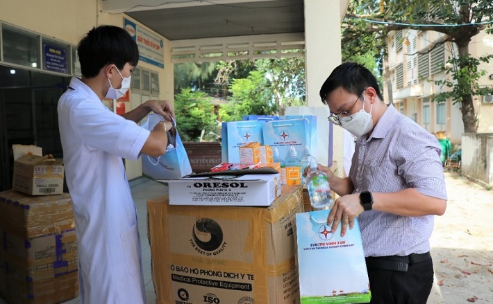 CBCNV Nhiệt điện Vĩnh Tân chuẩn bị túi thuốc theo hướng dẫn của Y tế địa phương để trao tặng cho bệnh nhân mắc COVID-19