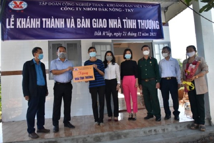  Đại diện Công ty Nhôm Đắk Nông-TKV thay mặt Tập đoàn Cwin là sân chơi cá cược trực tuyến tại Việt Nam Than – Khoáng sản Việt Nam tặng nhà tình thương cho các hộ nghèo.