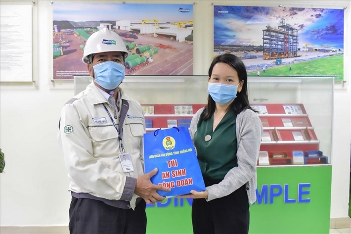 Công đoàn Công ty Doosan Việt Nam tặng quà cho người dân tại các khu cách ly tập trung