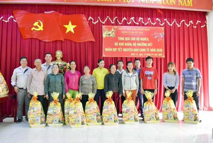 Tặng quà Tết cho người dân xã Bình Trị, huyện Bình Sơn