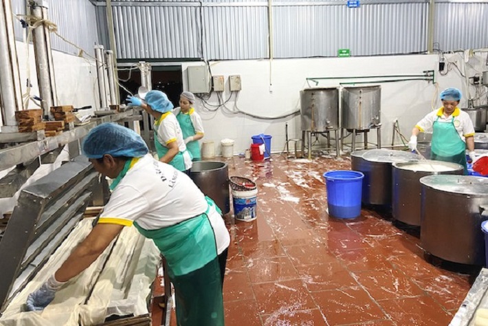 Sản xuất đậu phụ tại Hợp tác xã Thanh niên Võng La