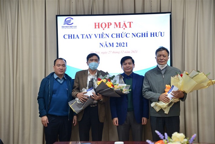 Nhà trường có bó hoa tươi thắm thay lời tri ân tới các viên chức nghỉ chế độ năm 2021.