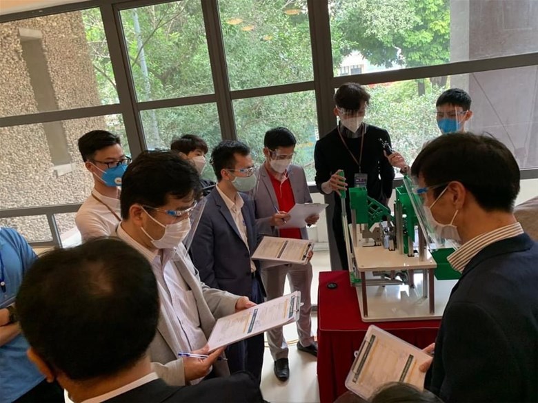 Ban tổ chức đánh giá cao sản phẩm của sinh viên EPU.