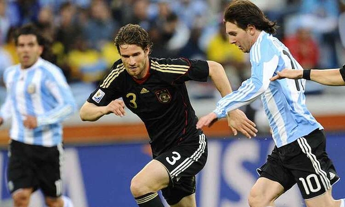 Arne Friedrich và Lionel Messi