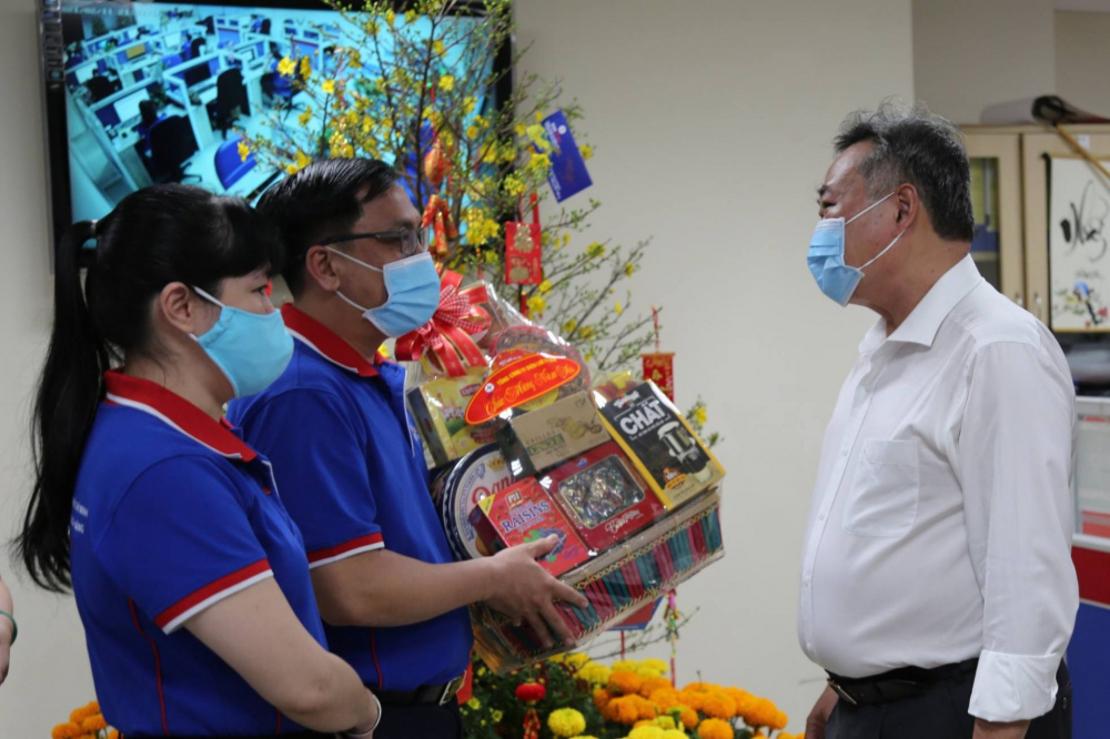 Chủ tịch EVNHCMC Phạm Quốc Bảo thăm công nhân trực giao thừa tại Công ty Điện lực Sài Gòn