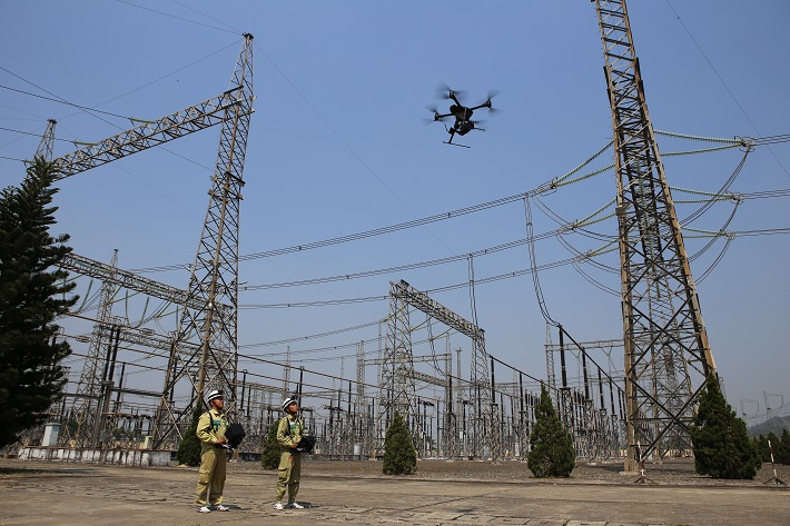 Dùng thiết bị không người lái kiểm tra TBA 500kV Đà Nắng