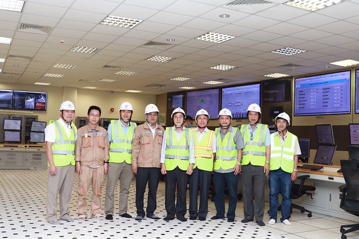 Đoàn Công ty Thủy điện Trị An đến tham quan tại phòng điều khiển trung tâm của Nhà máy