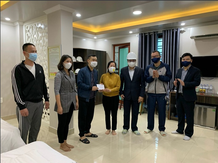 Tổng Giám đốc và Chủ tịch Công đoàn Công ty CP Nhiệt điện Hải Phòng trao quà động viên CBCNV tại khu nghỉ cách ly