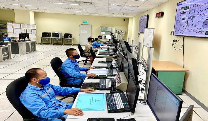 Công nhân vận hành tại Phòng điều khiển trung tâm