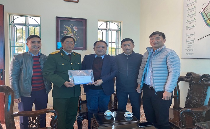 Đồng chí Tạ Ngọc Linh – Chủ tịch Công đoàn, đại diện Công ty đã trao đại cho đại diện Ủy ban mặt trân tổ quốc Xã Vũ Chính, Thành phố Thái Bình