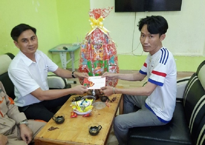 Ban lãnh đạo Công đoàn Nhà máy trực tiếp đến nhà thăm hỏi đoàn viên