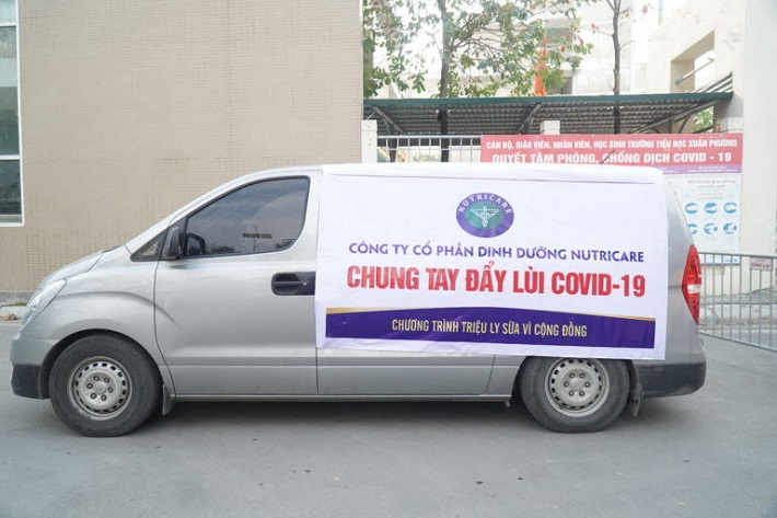 Chuyến xe thực hiện hành trình trao quà Tết 2021 cho các đối tượng tại vùng công bố dịch của Nutricare