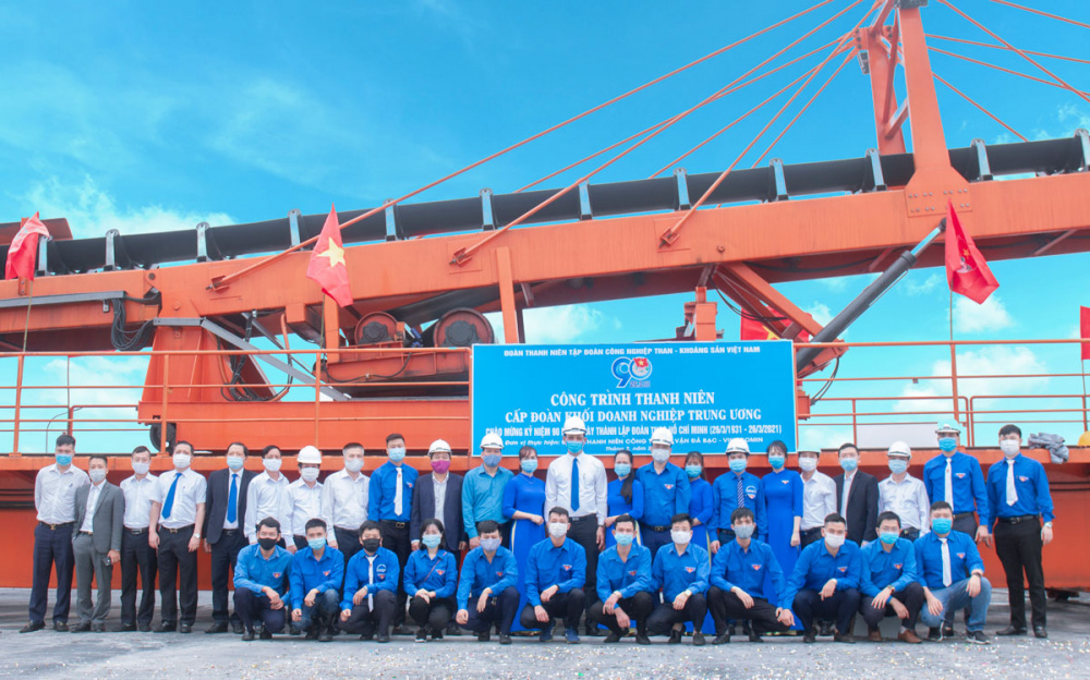 Giám đốc Công ty trao khen thưởng cho Đoàn Thanh niên Công ty