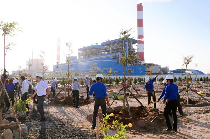 Các đại biểu, đoàn viên thanh niên Công ty Nhiệt điện Vĩnh Tân trồng cây tại Lễ phát động