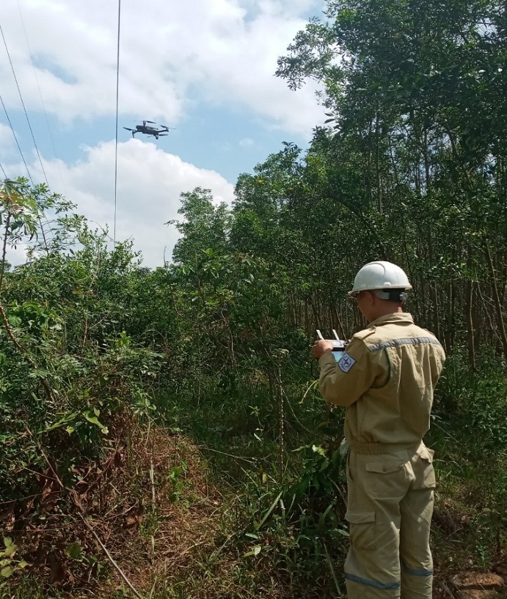 Công nhận Đội TTĐ Sơn Hà sử dụng thiết bị bay UAV để kiểm tra ĐZ 500kV