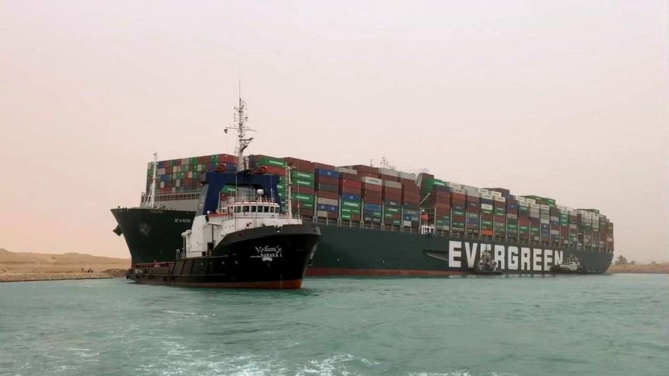 Tàu container bị mắc kẹt