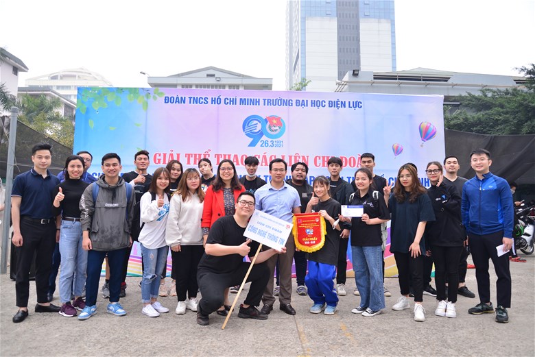 trao giải Nhất cho Liên chi đoàn Công nghệ thông tin.
