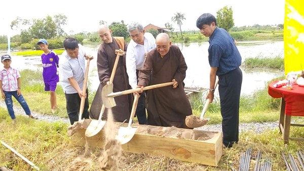 Nhà sư và các Phật tử tham gia làm đường nông thôn mới ở tỉnh Bến Tre