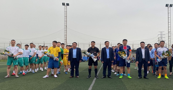 Lãnh đạo Công ty chúc mừng các đội tham gia Giải bóng đá Thanh niên năm 2021