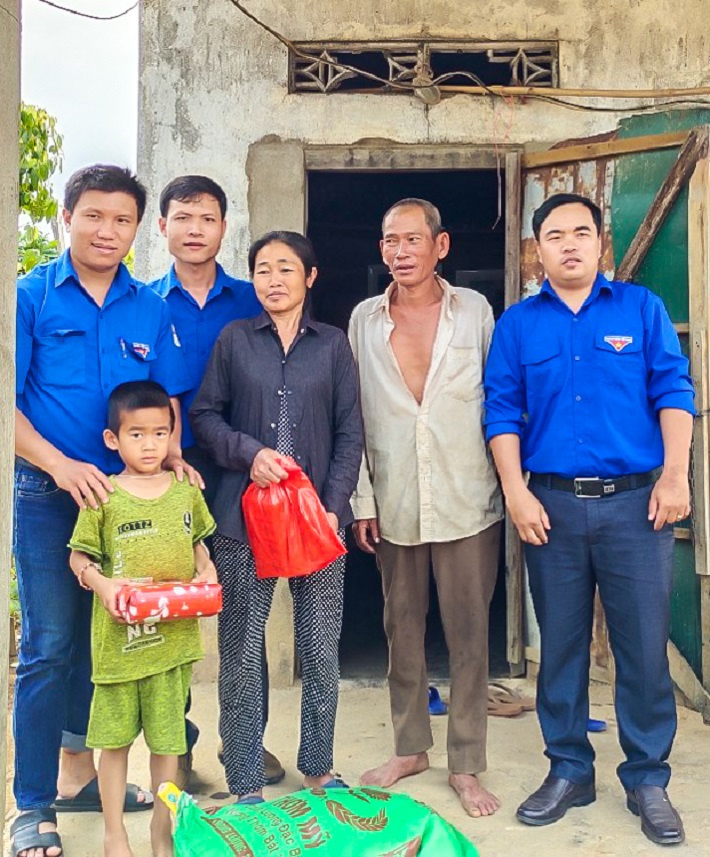 Trao quà tặng cho gia đình cháu Lê Hoàng Long