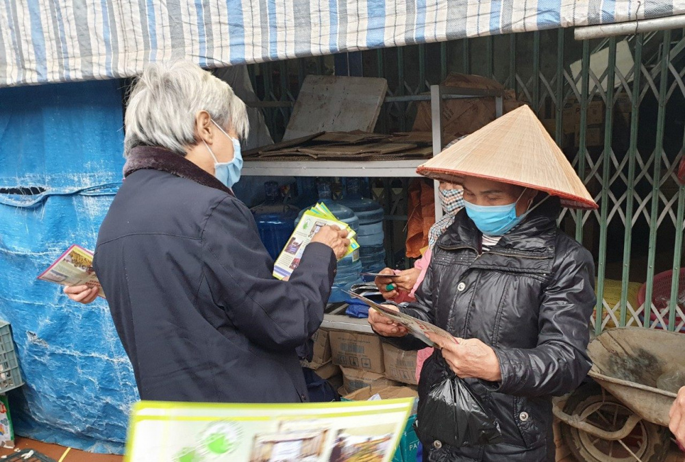 Phát tờ rơi tuyên truyền đến người dân