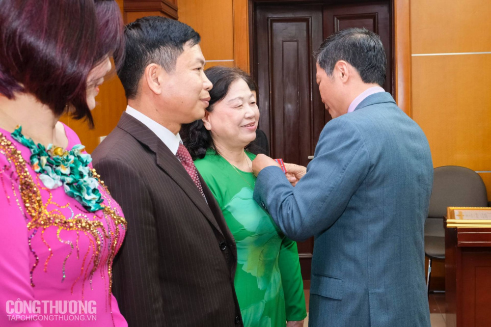 Trao Huân chương Lao động hạng Nhì cho 4 đồng chí nguyên là lãnh đạo các đơn vị thuộc Cwin63 sân chơi đỉnh cao