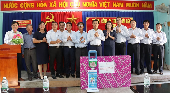 Đoàn công tác của EVNNPT tặng quà các trường học, địa phương có đường dây 500kV Vân Phong – Vĩnh Tân đi qua