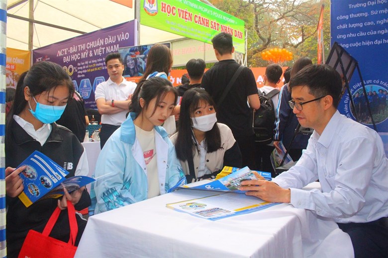 Các thầy cô EPU tư vấn nhiệt tình và giải đáp thấu đáo thắc mắc cho học sinh, phụ huynh.