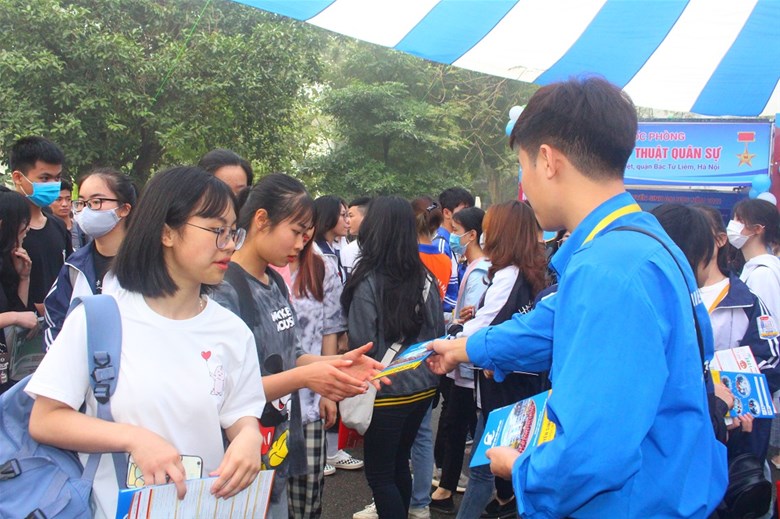 Các bạn sinh viên tình nguyện Trường Đại học Điện lực tư vấn trao đổi về tuyển sinh đại học chính quy năm 2021.