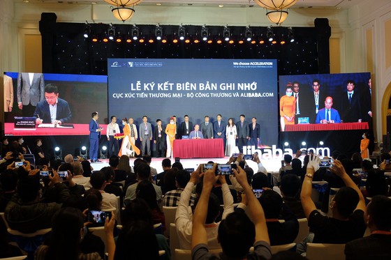 Lễ ký biên bản ghi nhớ giữa Cục Xúc tiến thương mại Việt Nam và Alibaba.com ngày 16/3/2021