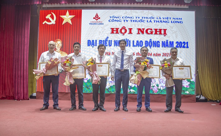 Lãnh đạo tặng bằng khen