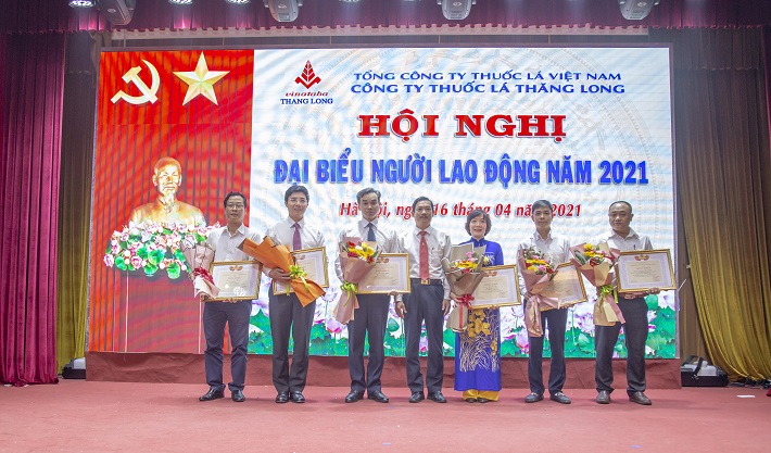 Tặng bằng khen