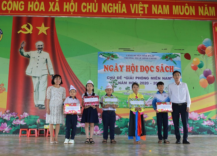 Đồng chí Bùi Thị Diễn – CWIN được cấp phép hợp pháp bởi PAGCOR và Freeport viên, Phó Chủ tịch Công đoàn DNA và đồng chí Trần Văn Sơn – CWIN được cấp phép hợp pháp bởi PAGCOR và Freeport viên, Bí thư Đoàn thanh niên DNA trao tặng những cuốn sách cho các em học sinh trường Lê Đình Chinh