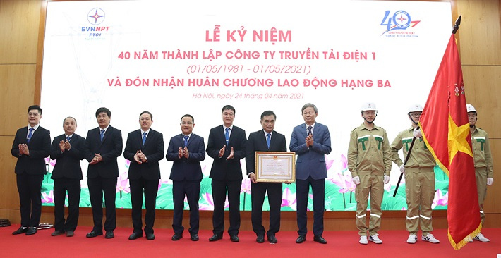 Tổng giám đốc EVN Trần Đình Nhân thừa ủy quyền của Chủ tịch nước trao Huân chương Lao động hạng Ba cho tập thể Công ty Truyền tải điện 1