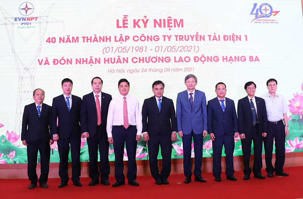 Lãnh đạo EVN chụp ảnh lưu niệm cùng lãnh đạo PTC1