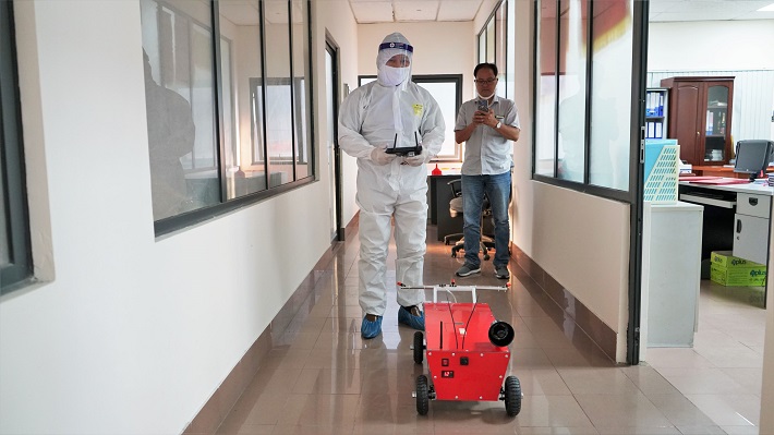 Một số hình ảnh các kỹ sư của PTC2 đang điều khiển thiết bị thực hiện công việc phun khử khuẩn và vận chuyển nhu yếu phẩm 