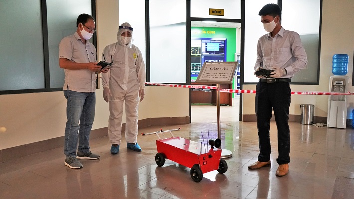 Một số hình ảnh các kỹ sư của PTC2 đang điều khiển thiết bị thực hiện công việc phun khử khuẩn và vận chuyển nhu yếu phẩm 