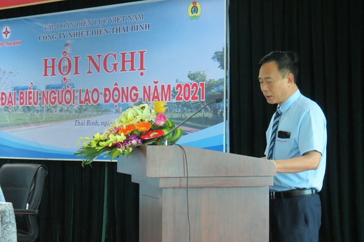 Ông Trần Hữu Học – Phó Giám đốc Công ty trình bày báo cáo tổng kết năm 2020 và phương hướng nhiệm vụ năm 2021