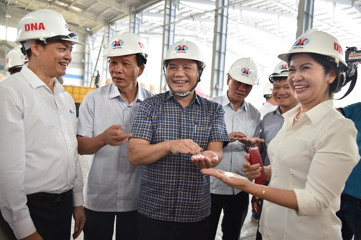 Đoàn Thăm Phân xưởng đóng gói Alumil