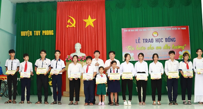 Ông Phạm Đình Quang - Phó Giám đốc Nhà máy Nhiệt điện Vĩnh Tân 4  trao Nhà cái cá cược cá độ uy tín Nổ hũ, Bắn Cá và Game Bài Cwin.com cho các em học sinh nghèo vượt khó trên địa bàn huyện tuy phong