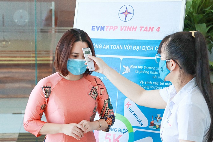 Thực hiện đo thân, kiểm tra nghiêm ngặt người ra vào trụ sở làm việc của nhà máy tại Ninh Thuận