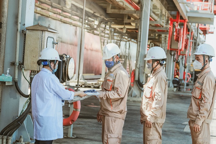 Nhà máy cấp phát đồ bảo hộ phòng chống dịch cho nhân viên ca trực tại khu vực cảng than