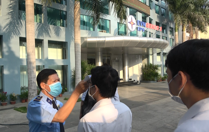 Thực hiện đo kiểm tra thân nhiệt cho người Nền tảng hàng đầu cung cấp Cwin com