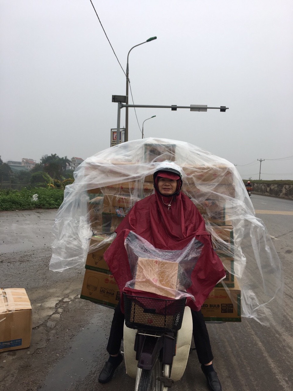 Con người Rạng Đông lại thêm một lần khẳng định bản lĩnh và ý chí, phát huy nội lực để có những bước đột phá trong Nền tảng hàng đầu cung cấp Cwin com và kinh doanh, tăng doanh thu vượt bậc, ngay cả khi cả thế giới chìm đắm trong đại dịch Covid-19, hầu hết các Cwincom hiện đang mở trong nước đang gặp rất nhiều khó khăn trong tiêu thụ sản phẩm, thì năm 2020, Rạng Đông vẫn đạt mức M.Cwin800.com Nổ hũ, Bắn Cá và Game Bài 15,6% doanh thu đạt 4.921 tỉ đồng, tiếp tục giữ vững năm thứ 31 liên tiếp doanh thu, lợi nhuận, nộp ngân sách, thu nhập CBCNV năm sau cao hơn năm trước, phát triển ổn định, vững chắc.  Những “chiến sĩ xung kích” thầm lặng Để làm được điều đó, Tổng Giám đốc Nguyễn Đoàn Thăng đã có nhiều buổi làm việc với Phòng Nghiên cứu thị trường để tìm ra giải pháp tối ưu, đó là kết hợp sức người và công nghệ số để xây dựng bộ dữ liệu về thị trường, hỗ trợ tối đa công tác bán hàng. Phần công nghệ, Công ty đã phối hợp với hãng phần mềm hàng đầu Việt Nam là FPT để xây dựng một phần mềm riêng phục vụ công tác điều tra, khảo sát, hệ thống hóa số liệu. Phần còn lại là phần quan trọng nhất chính là con người.  Công ty quyết định thành lập “đội xung kích” bắt đầu triển khai nghiên cứu thị trường.